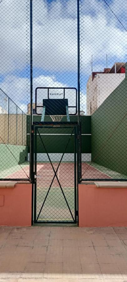 & Pool * Arinaga